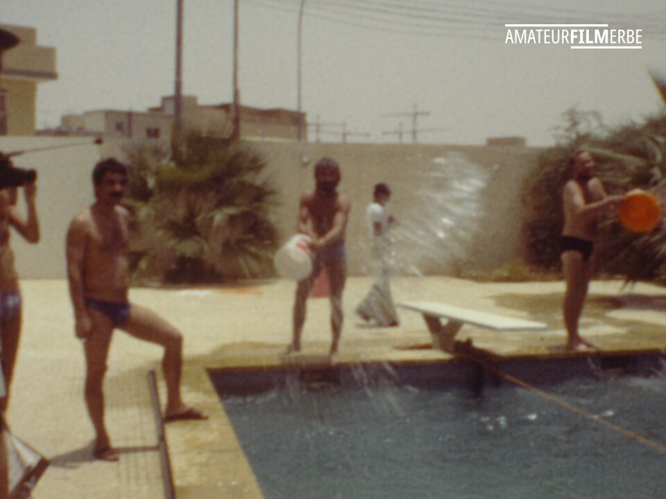 Pool game with buckets – Still 1/4