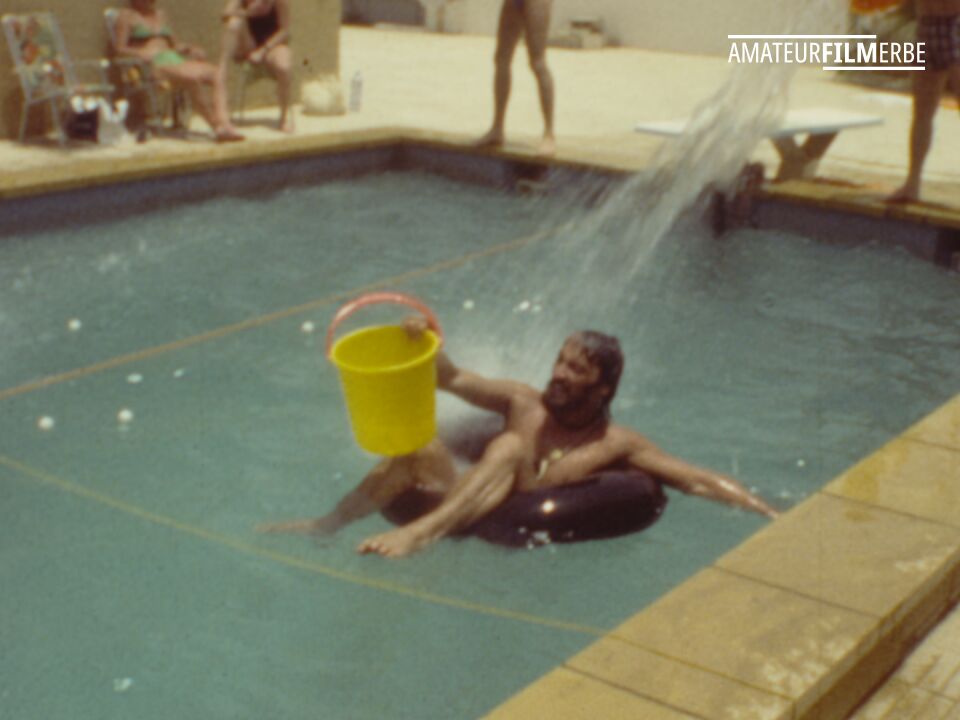 Pool game with buckets – Still 4/4