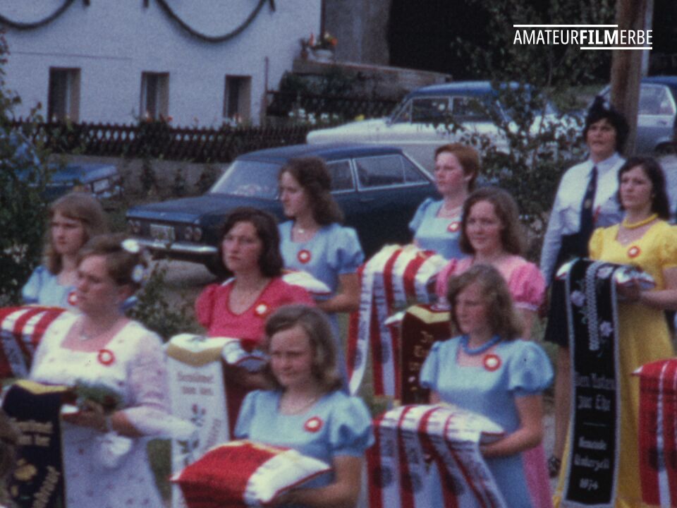 Flag dedication in Schillertswiesen – Still 9/16